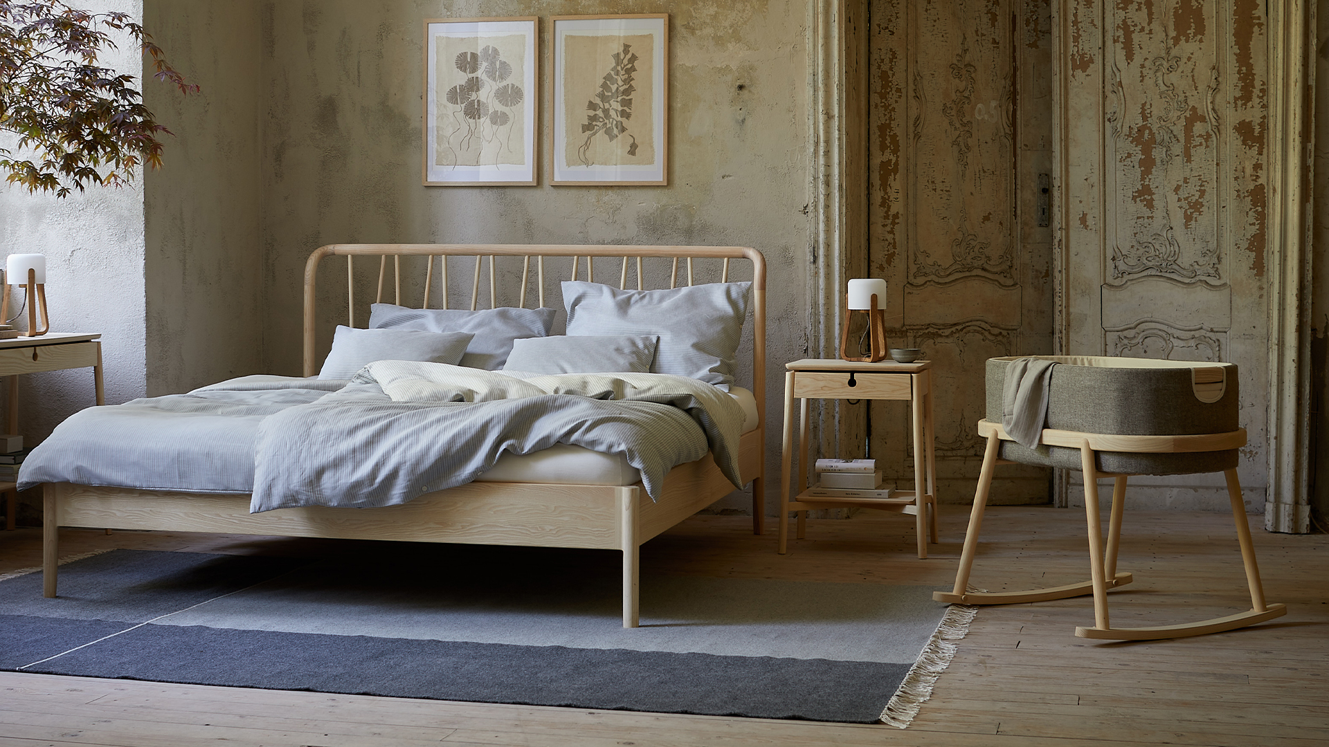 Doppelbett mit Nachtkästchen auf blauem Wollteppich