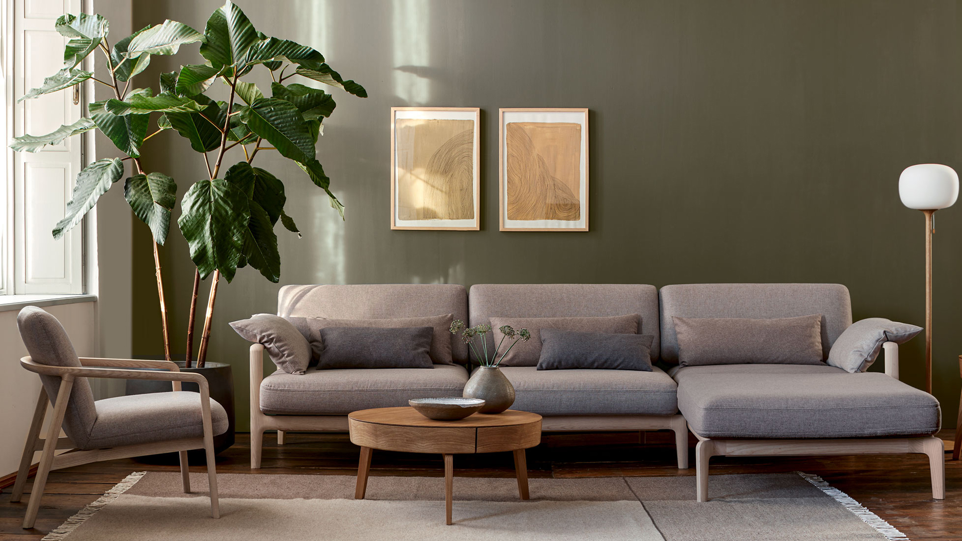 Ecksofa mit Polsterstuhl im Wohnzimmer