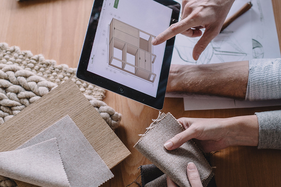 Stoffmuster werden bei einem Beratungsgespräch verglichen