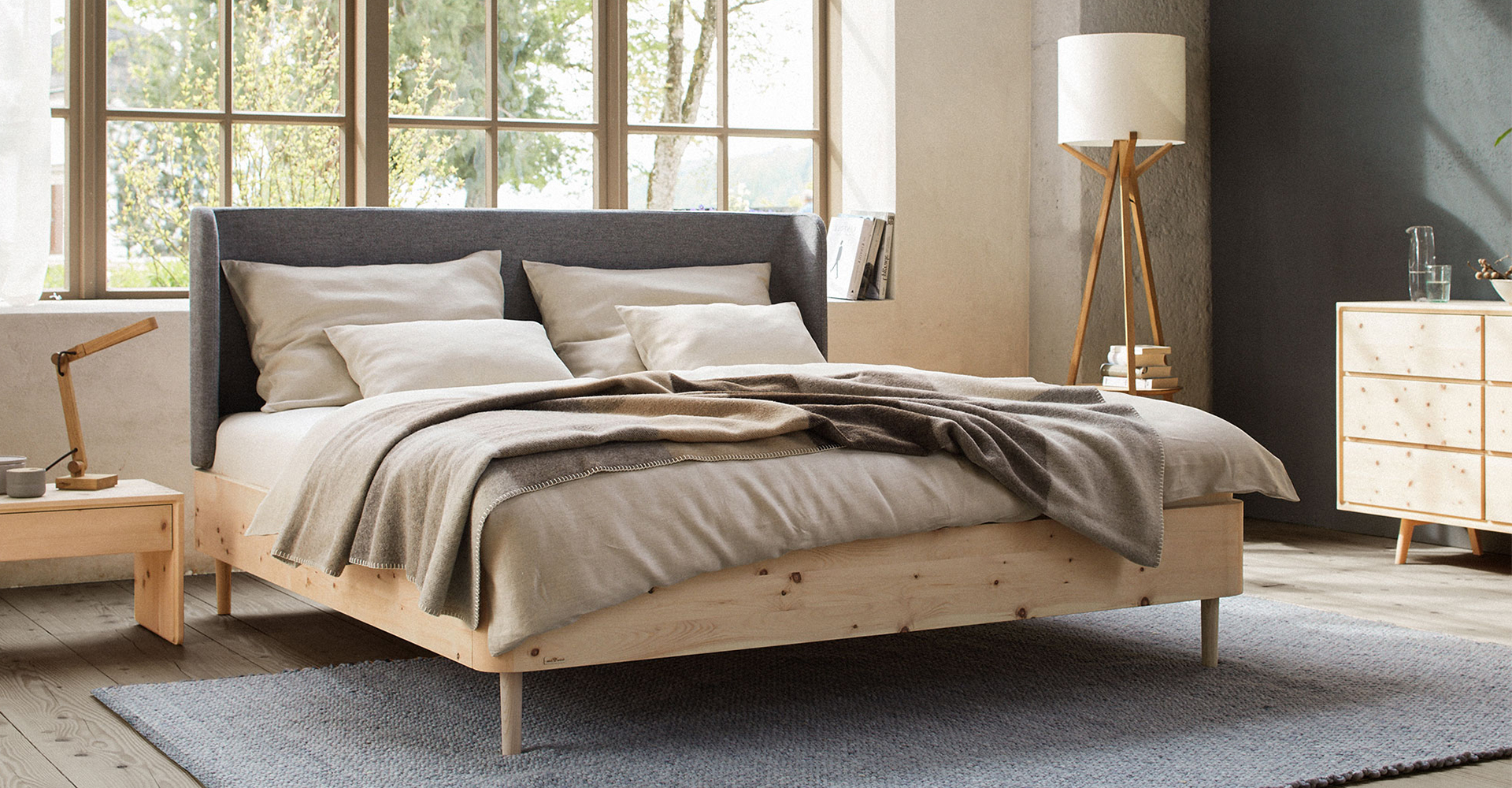 Zirbenholzbett mit Polsterbetthaupt