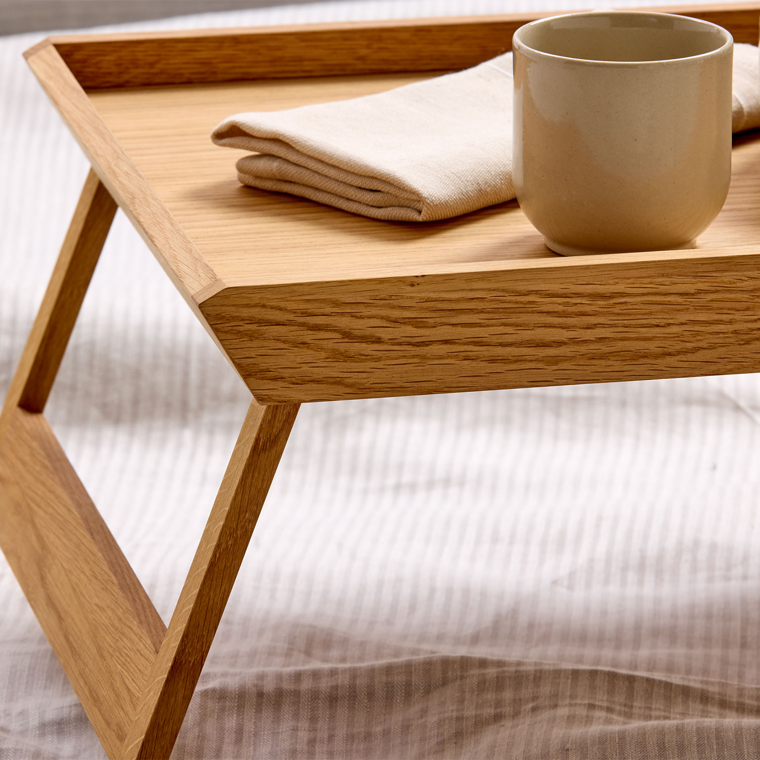 Tabletttisch Torebu aus Eiche aus Naturmaterialien