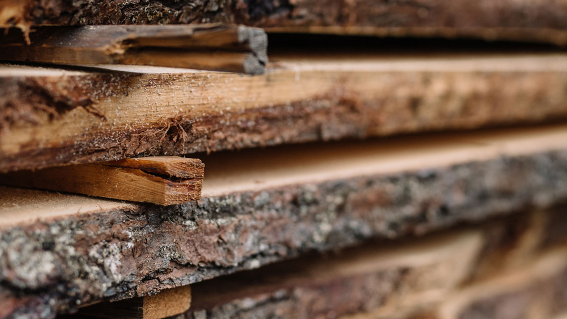 Holzplatten liegen übereinander auf einem Stapel