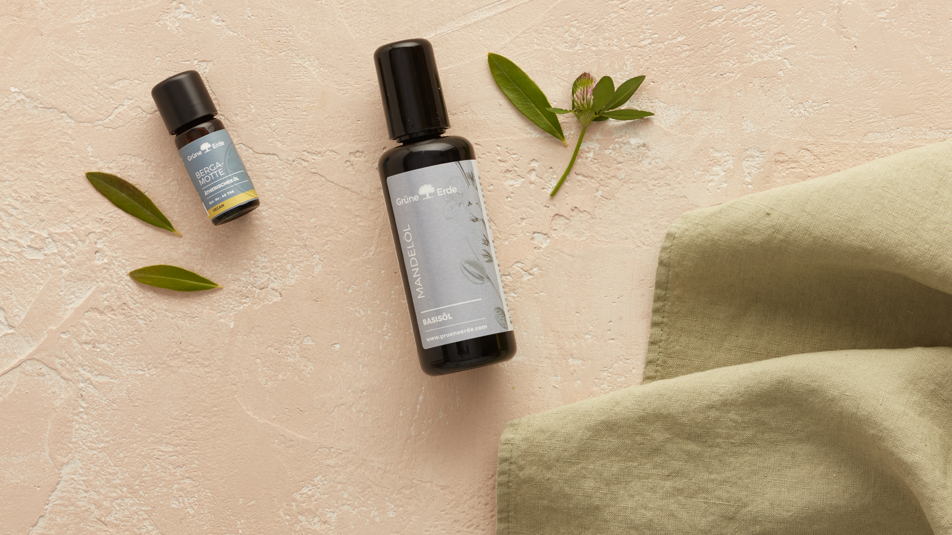 Basisöl und ätherisches Öl mit dekorativen Blättern