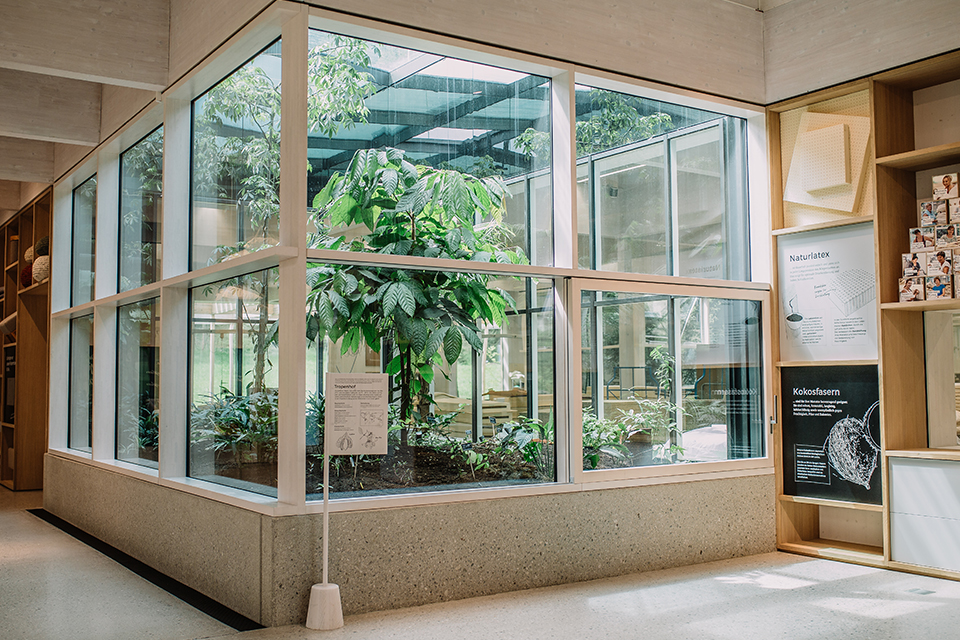 Innenhof mit gepflanzten Bäumen und Blumen