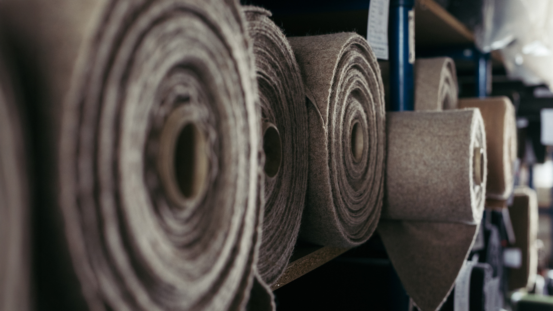 Stoffrollen liegen gestapelt in Regalen