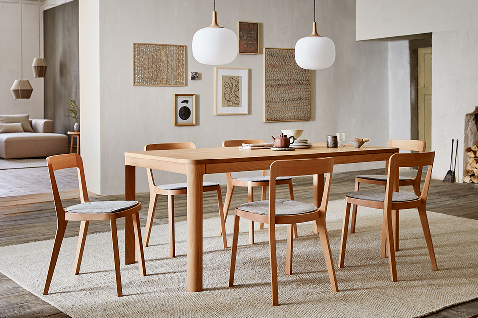 Massivholztisch Tenso mit Stühlen im Esszimmer