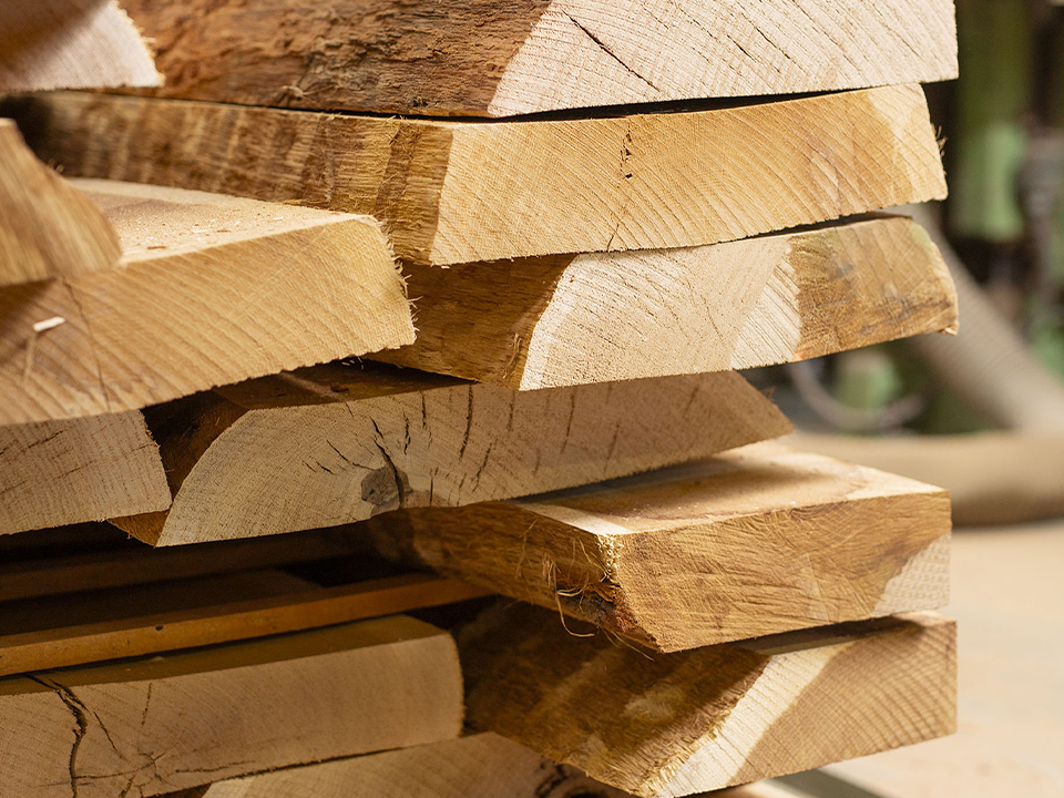 Holzbretter gestapelt