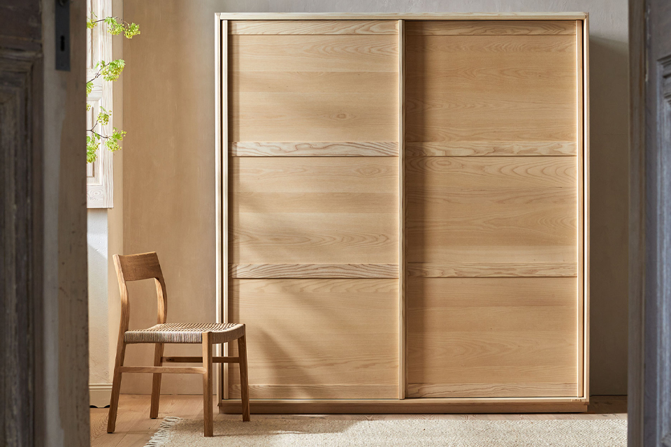 Vollholz Kleiderschrank Akumi mit Schiebetüren