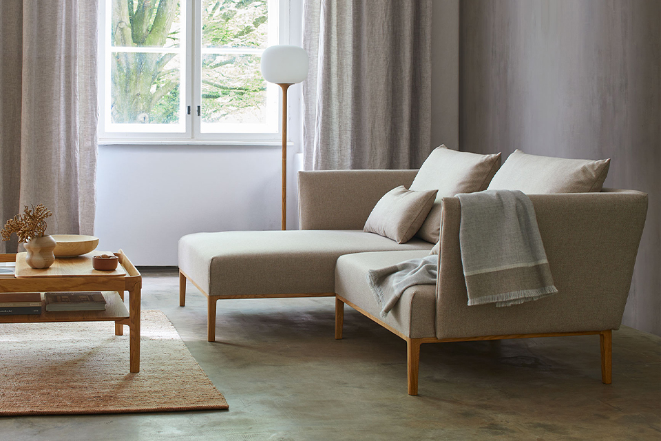 Sofa Lorea mit Couchtisch im Zimmer