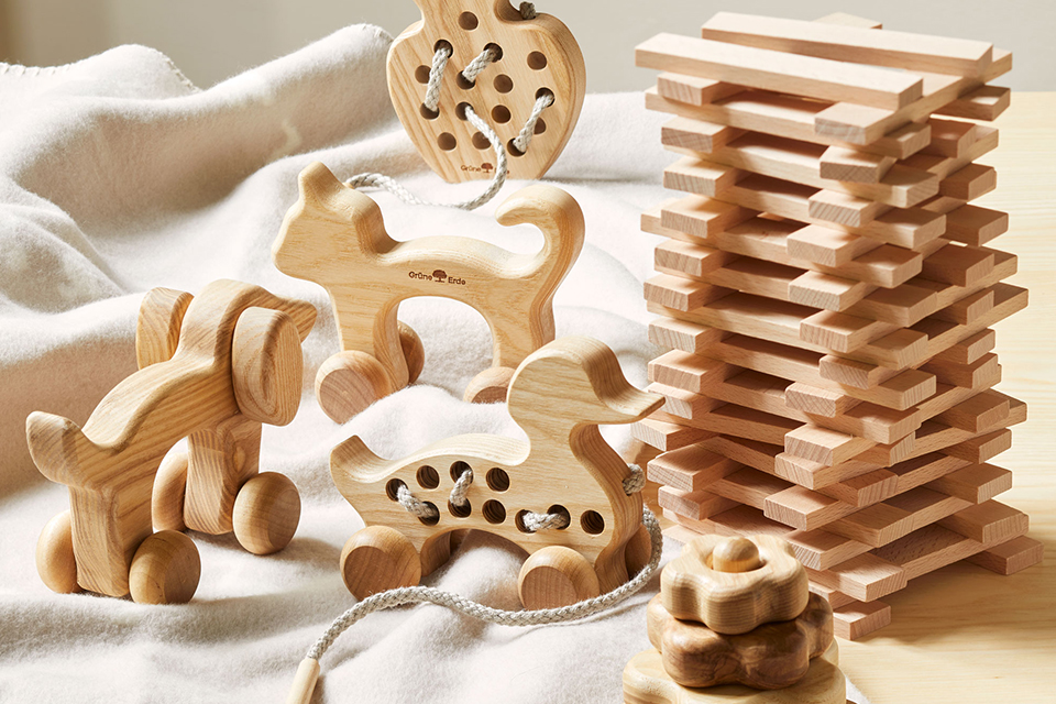 Holzspielzeuge auf einer weißen Decke liegend