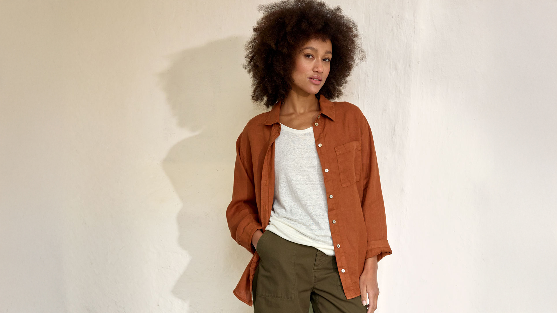 Eine Frau trägt ein Outfit aus Leinenstoff