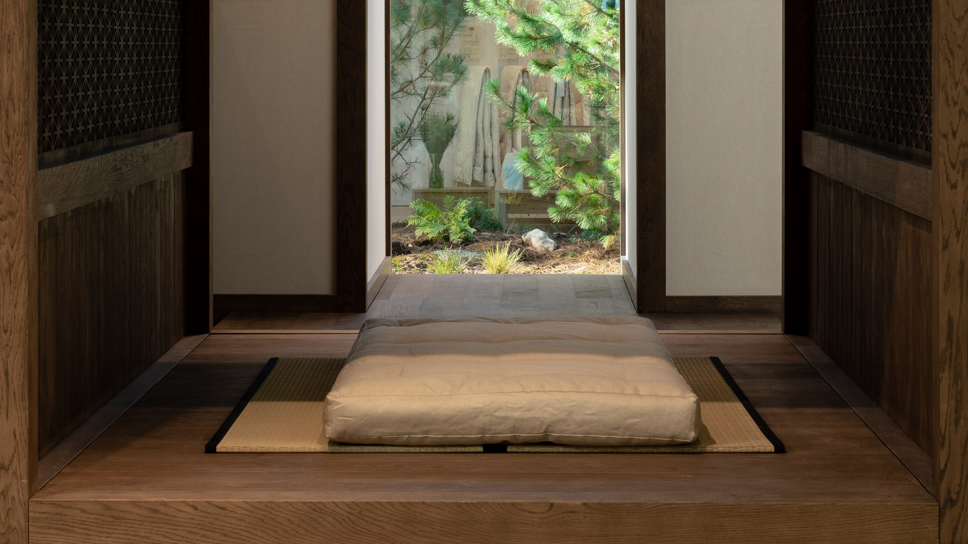 Schlafraum mit Matratze und Ausblick ins Freie