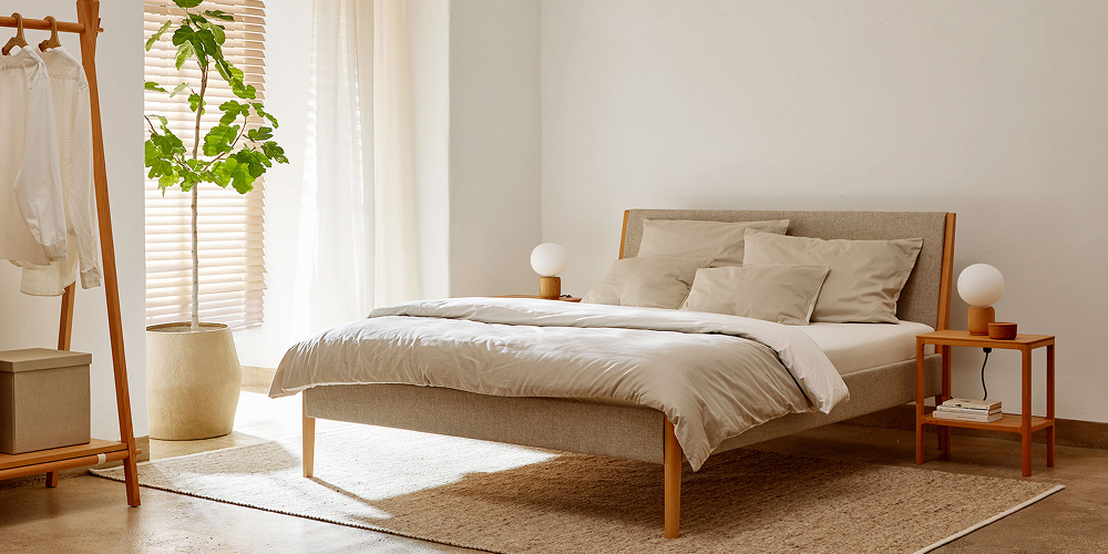 Hellgraues Polsterbett im Schlafzimmer