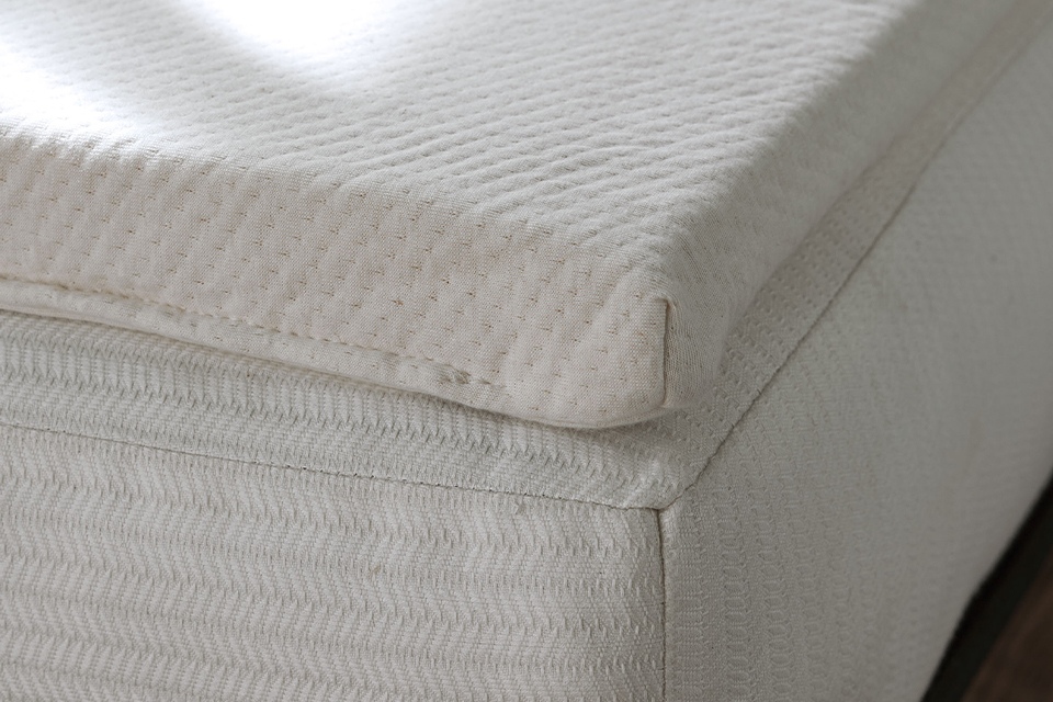 Topper liegt auf Naturmatratze