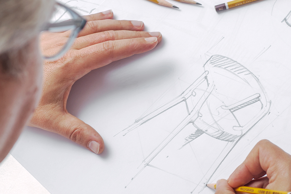 Jemand zeichnet eine Skizze von einem Stuhl