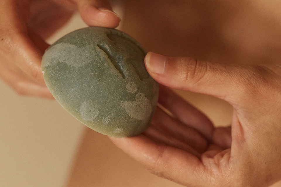 Zwei Hände halten eine feste Seife