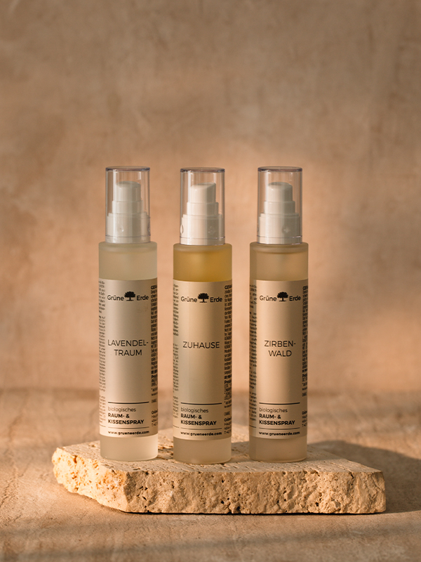 3 ökologische Raum- und Kissensprays auf einer Steinplatte