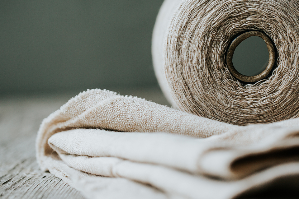 Garnrolle und Tuch aus Leinen