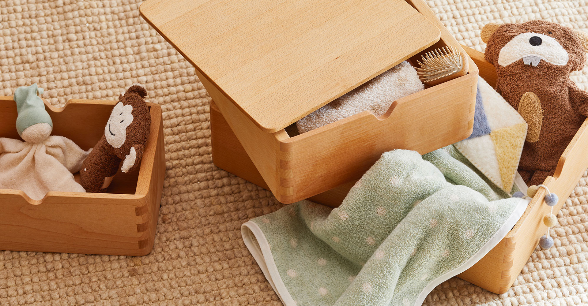 Kuscheltiere und Spielzeuge in Holzkisten liegend