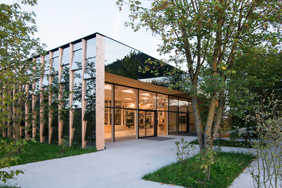 Außenfassade der Grünen Erde Welt mit Bäumen