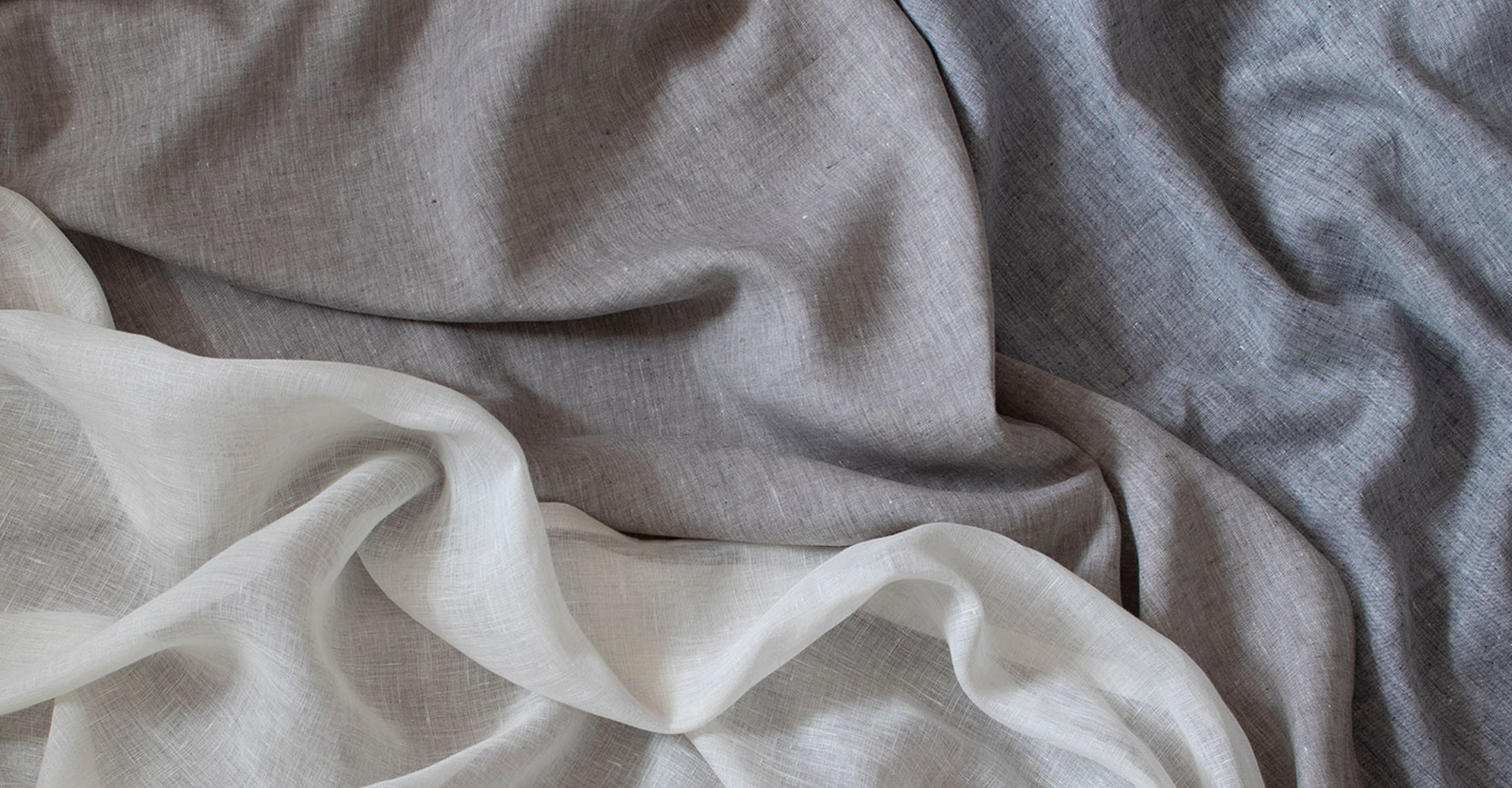Gardinenstoffe in hellen und dunklen Grautön