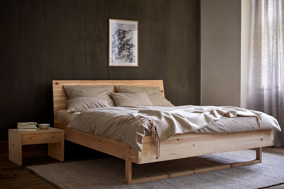 Massivholzbett Akato in Zirbe im Schlafzimmer