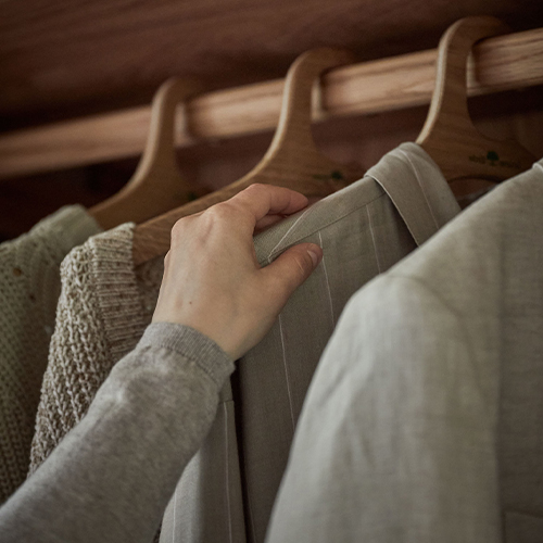 Detailaufnahme vom Innenleben eines Kleiderschranks