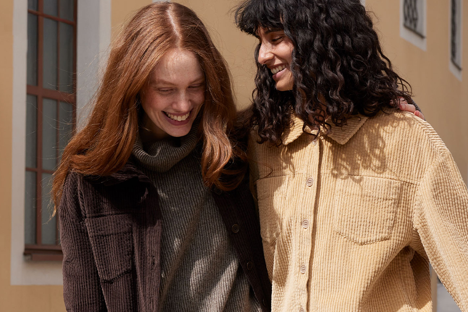 Zwei Frauen in stilvollen, modernen Herbstoutfits