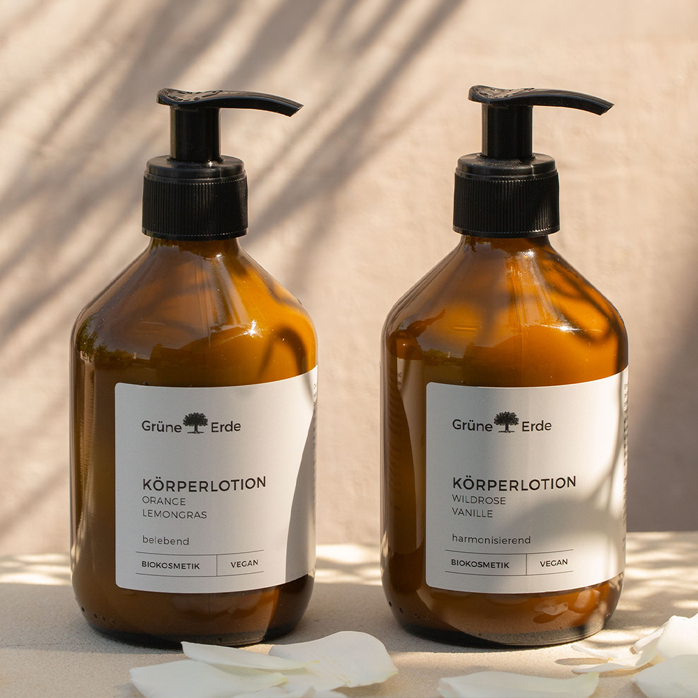 Zwei Körperlotionsflaschen aus Glas mit Plastikspendern