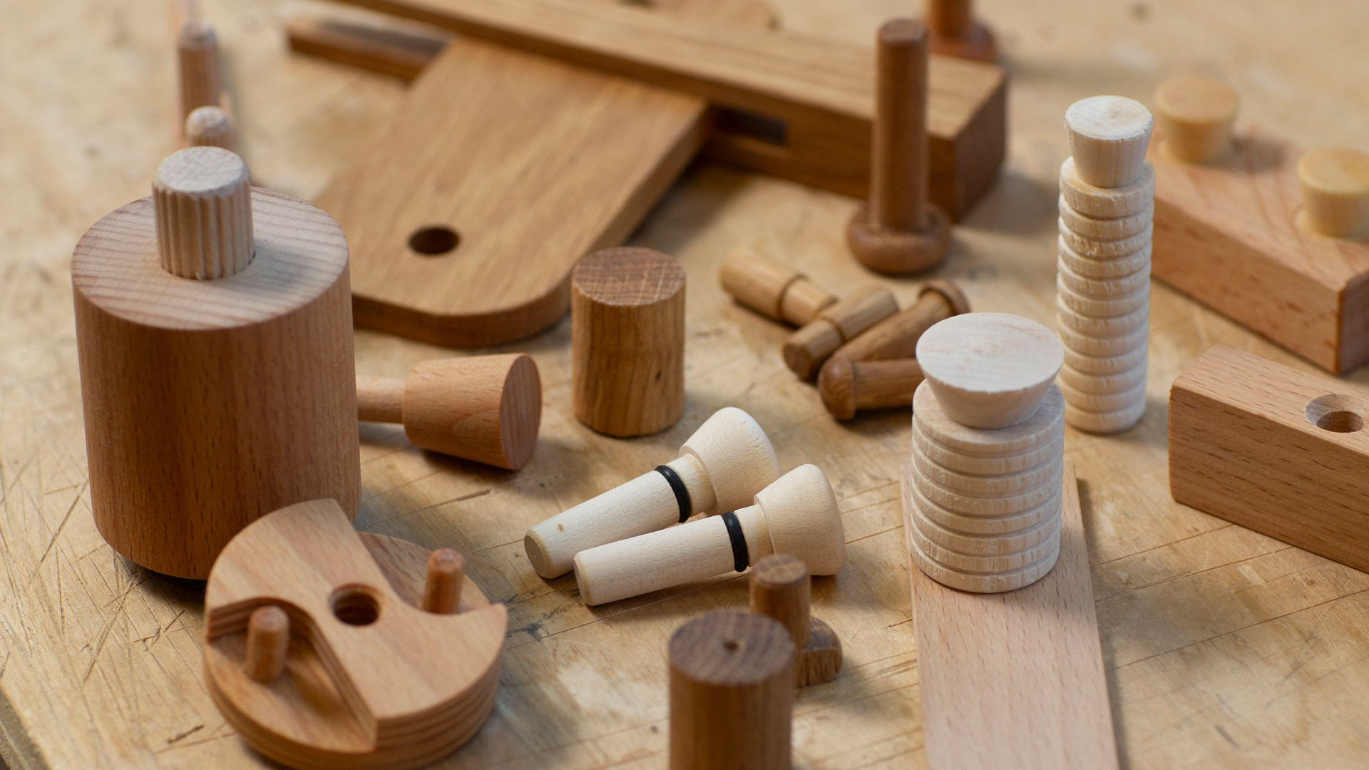 Stillleben aus verschiedenen präzise gefertigten Holzkleinteilen