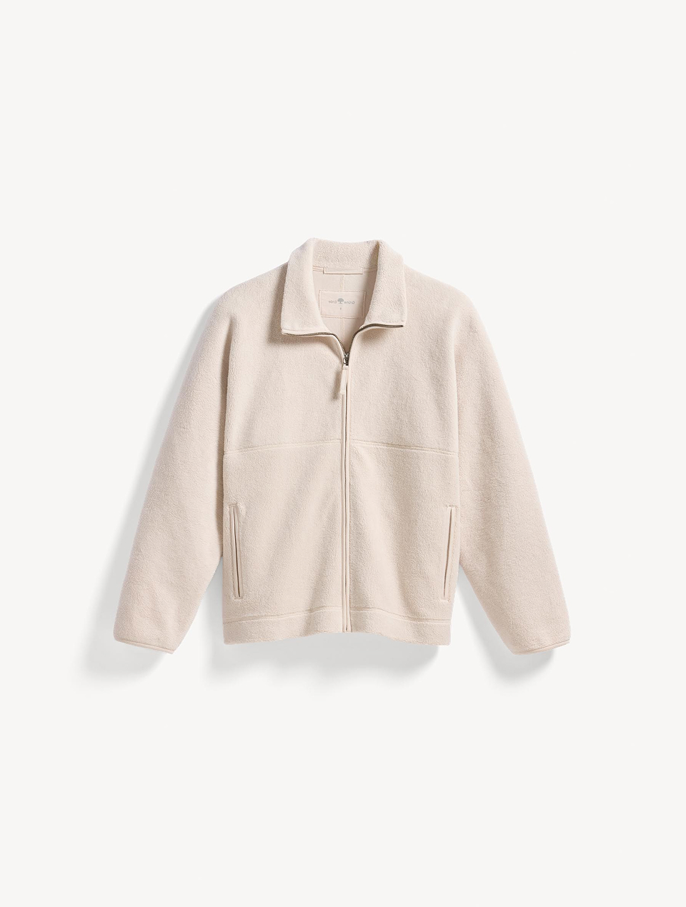 Rote Sweatjacke auf weißem Hintergrund