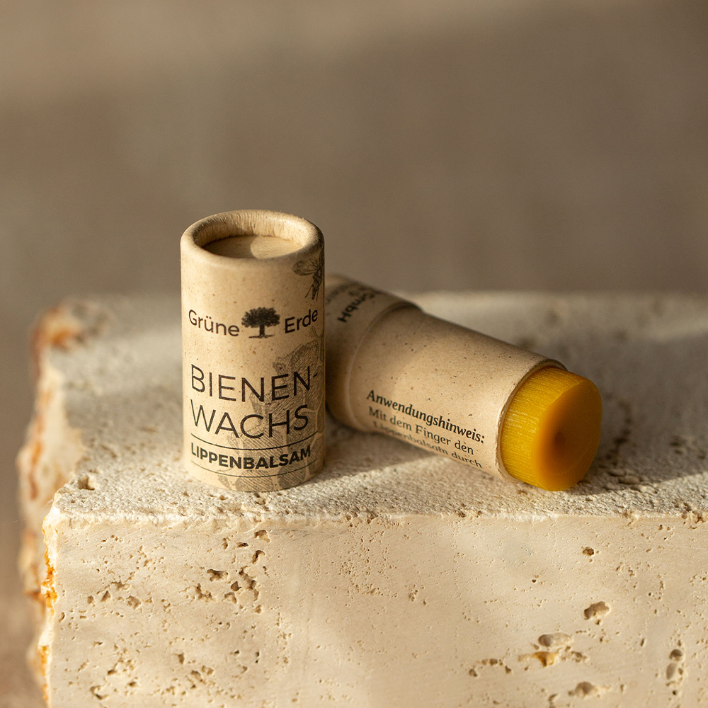 Bienenwachs Pflegestift präsentiert auf Steinplatte