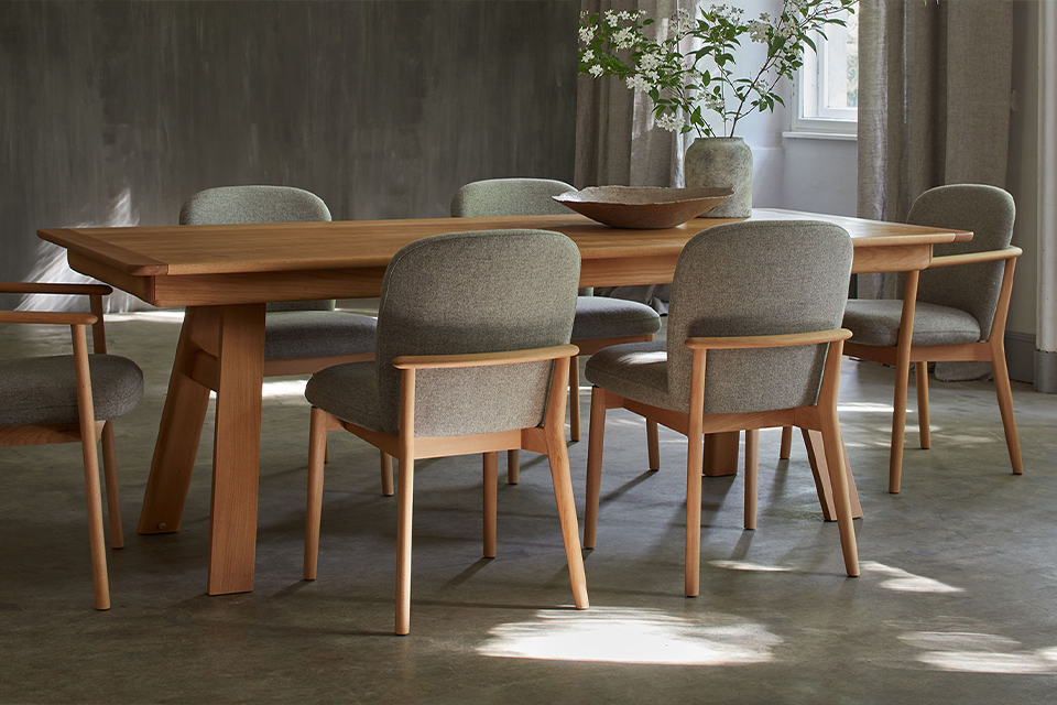 Esstisch mit Polsterstühlen