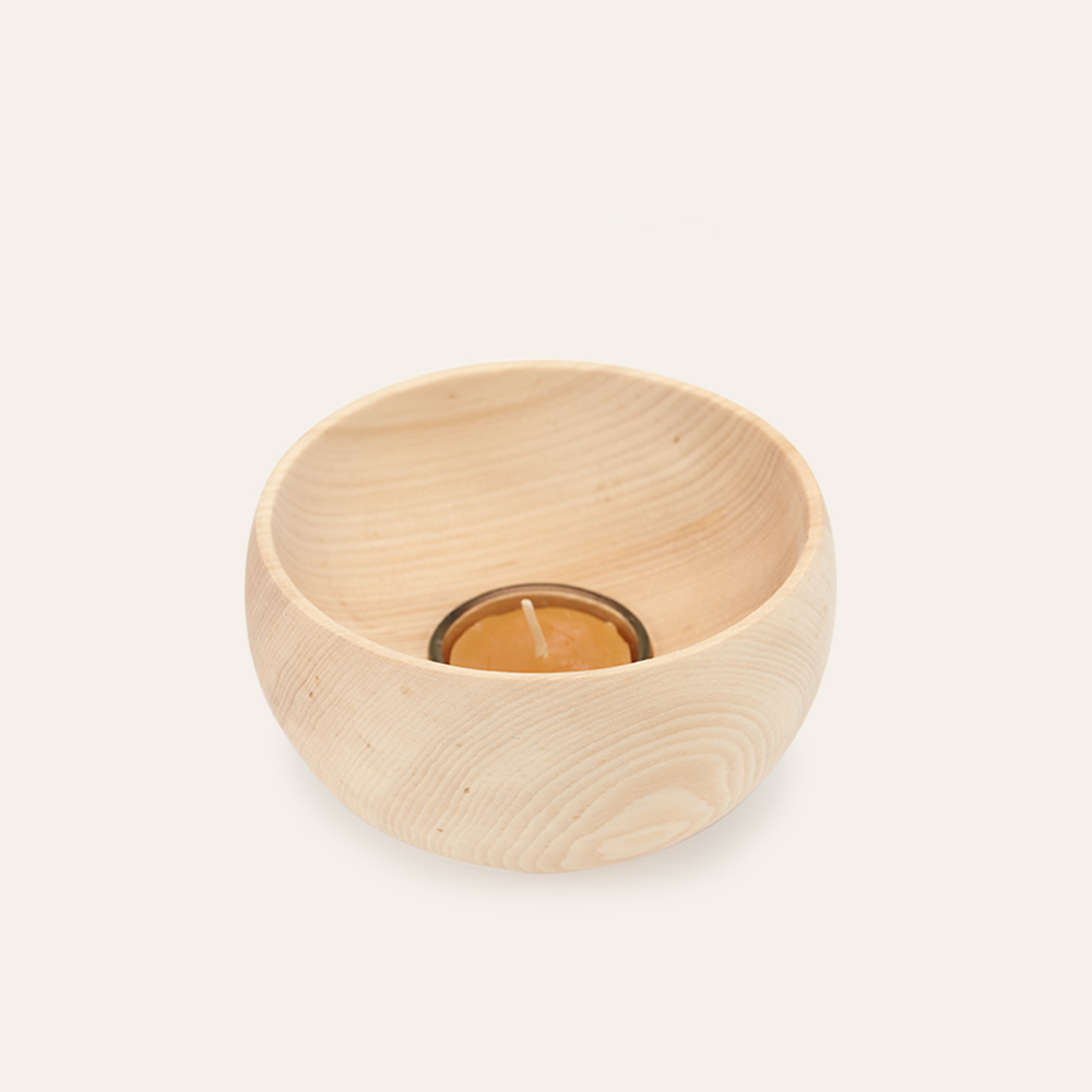 Holzlichtkugel mit Bienenwachsteelicht auf weißem Hintergrund