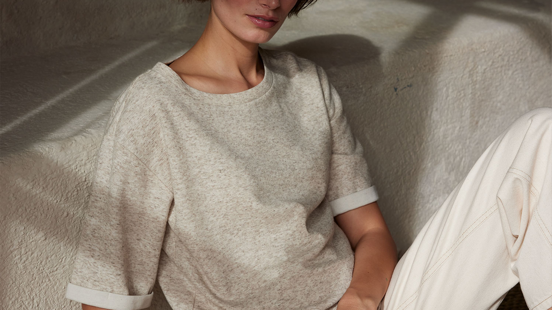 Frau trägt ungefärbtes weißes T-Shirt im sanften Licht