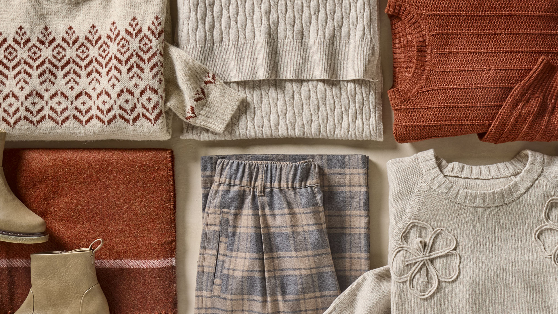 Auswahl gefalteter Textilien in warmen Naturfarben