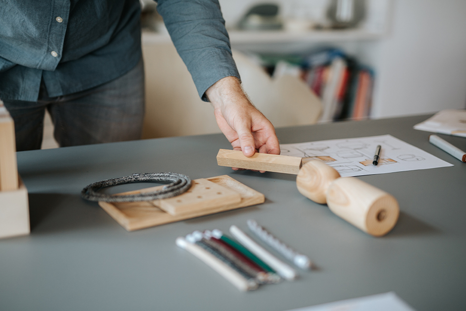 Produktdesigner Johannes Scherr beim angreifen von Musterstücken