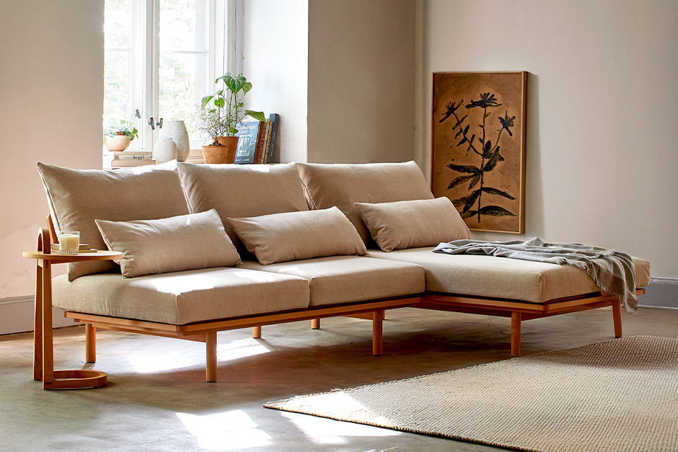 Großes Sofa mit Kissen in offenem gemütlichem Wohnbereich