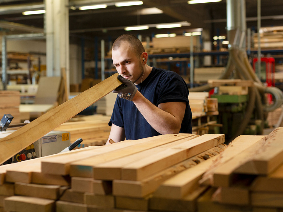 Mitarbeiter bei der Durchsicht von Holzbrettern