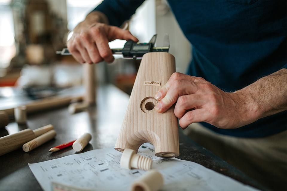 Hände bearbeiten Holz mit Werkzeug