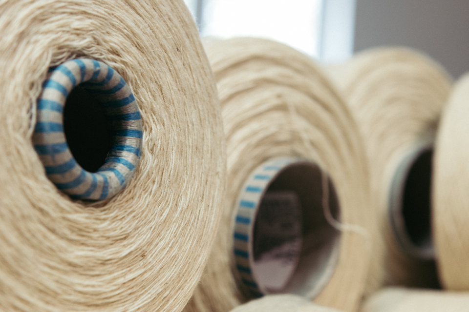 Weiße Stoffrollen nebeneinander gestapelt