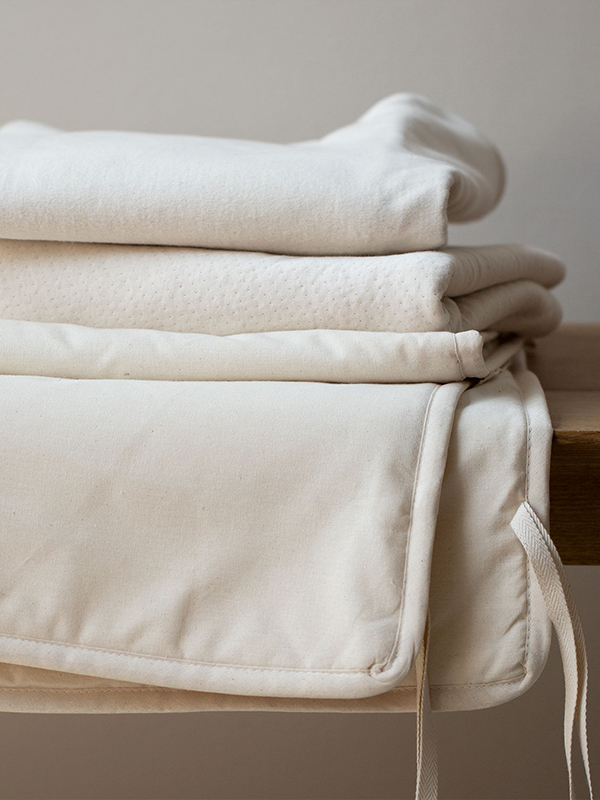 Auflagen liegen gestapelt auf einer Bank