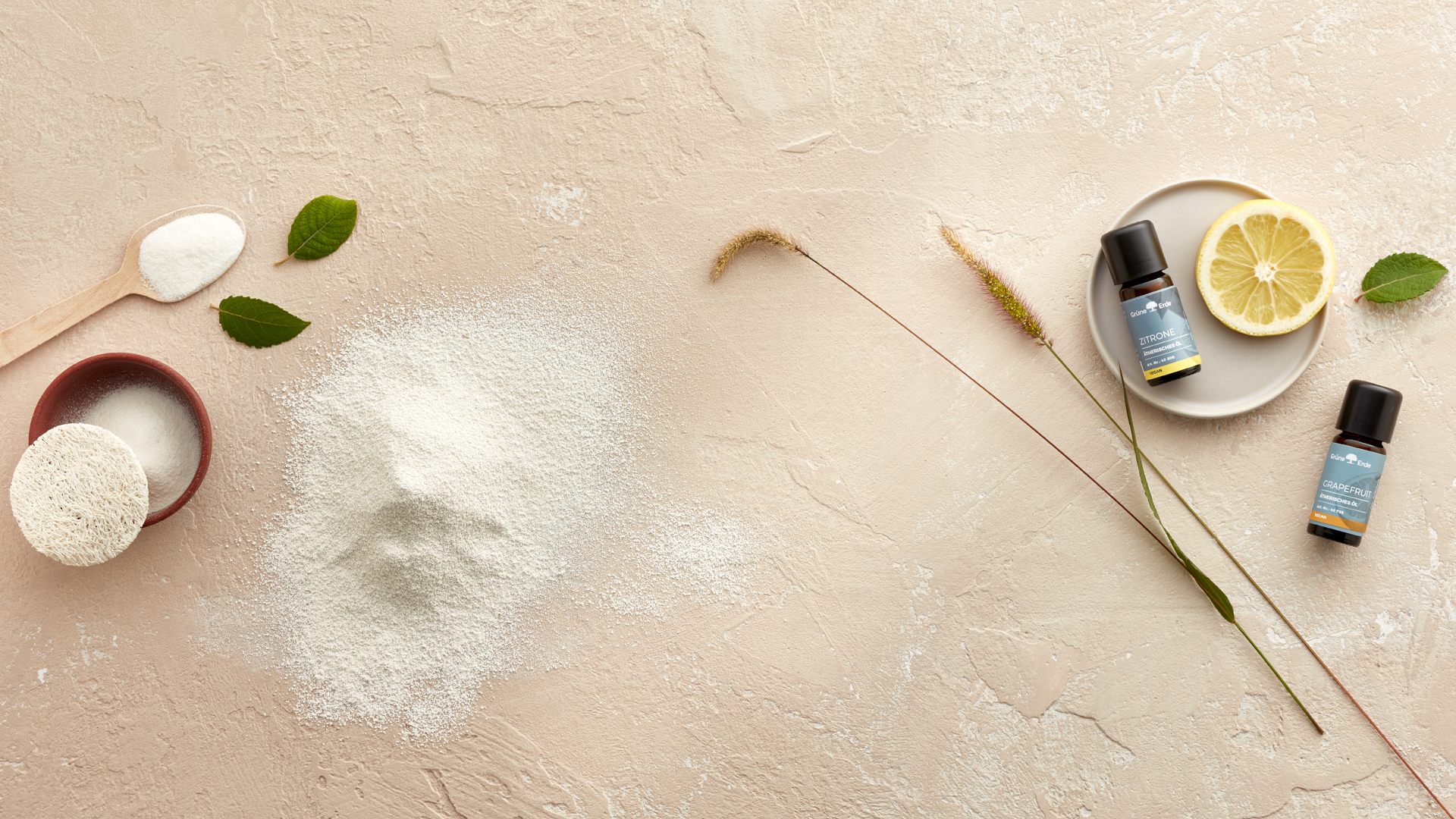 Zutaten und ätherische Öle für erfrischendes Körperpuder dekorativ angeordnet