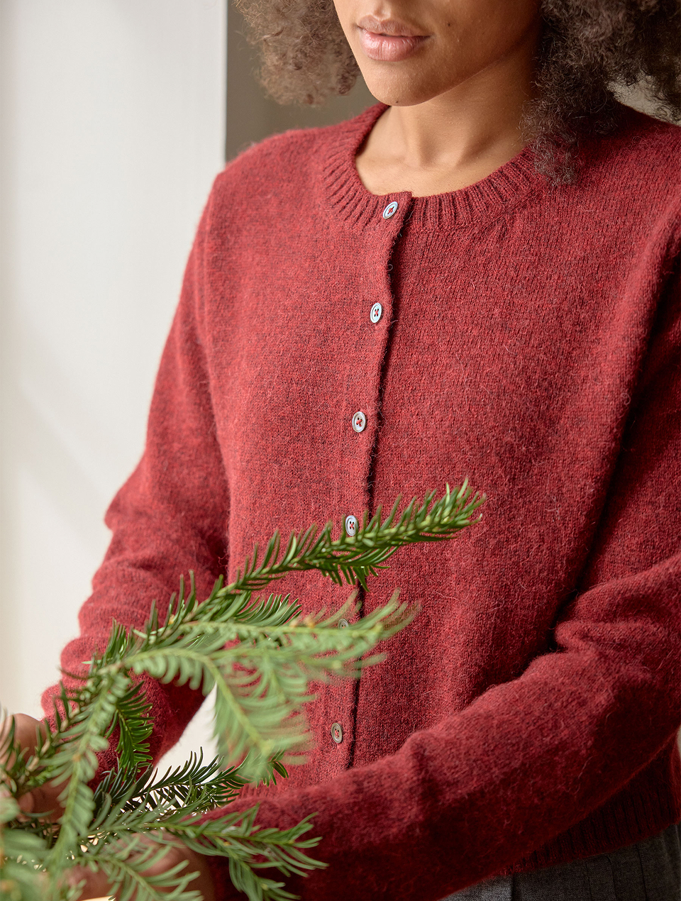 Rote Strickjacke mit weißen Knöpfen
