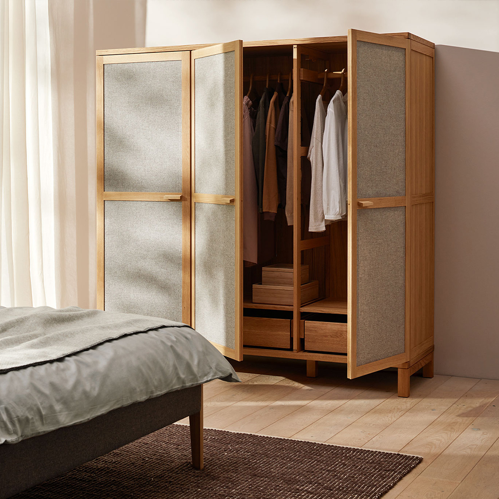 Massivholzschrank Tenso 3 türig mit Wollstoff