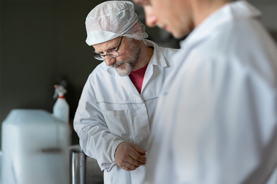 Chemiker mit Schutzanzügen arbeiten im Labor