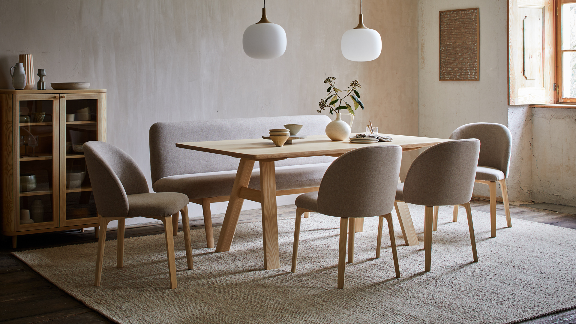 Polsterbank Ketil und Stühle im Esszimmer