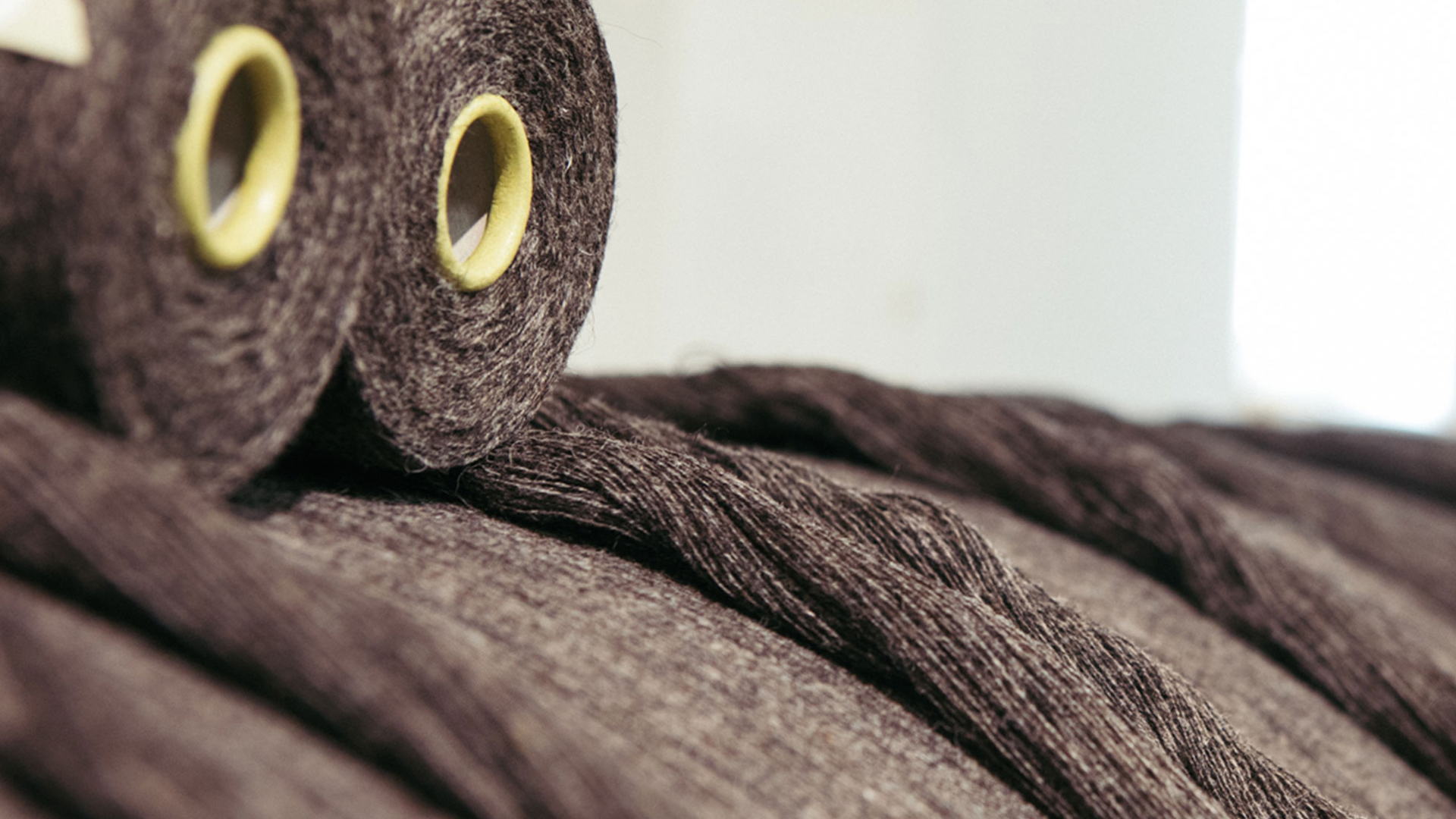 Dunkelgraue Rollen aus Stoff