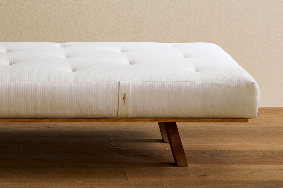 Naturmatratze steht in leerem Raum