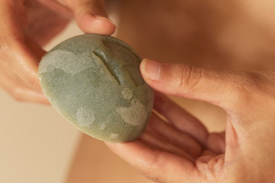 Zwei Hände halten eine feste Seife